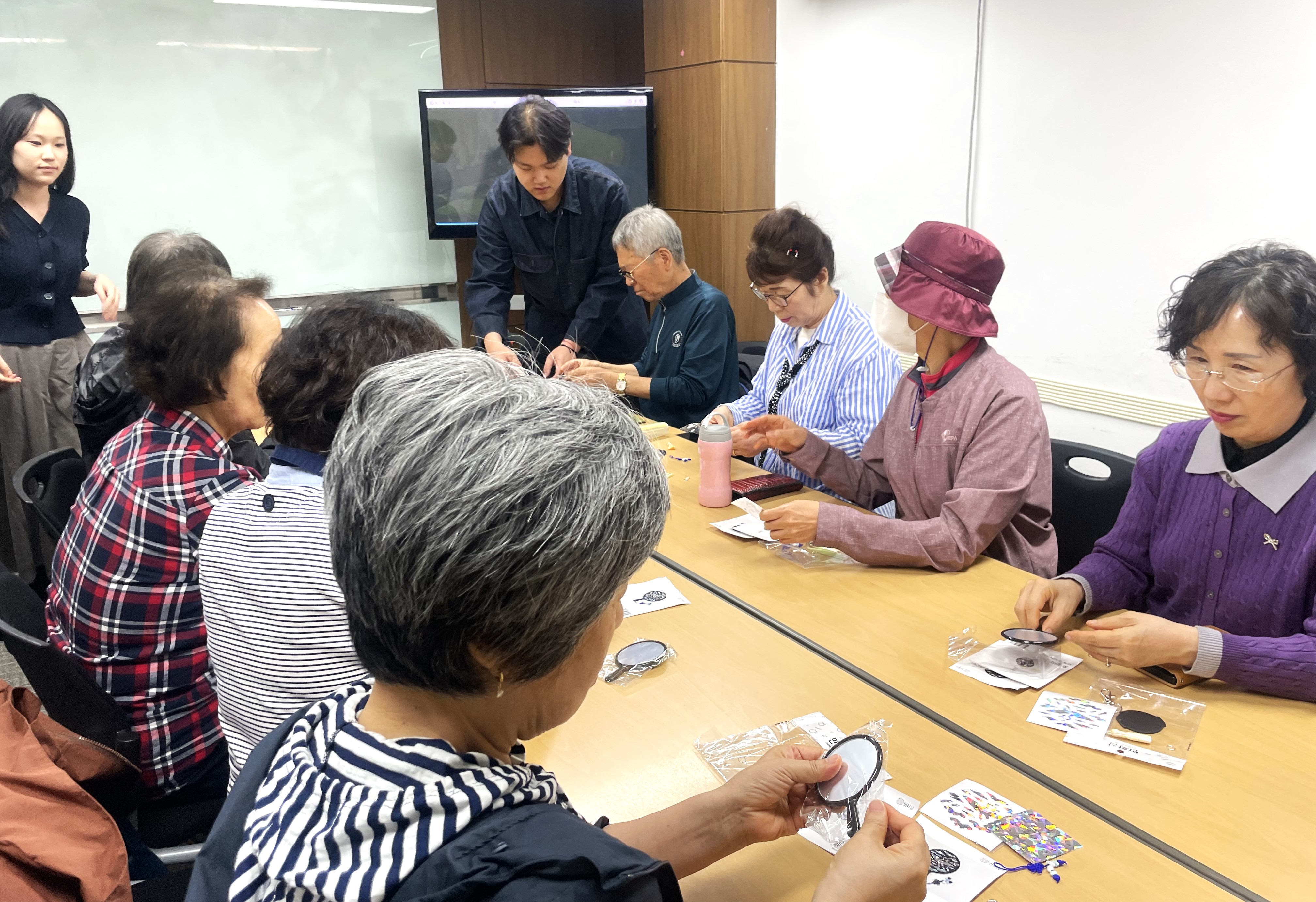 [노년교육] 경남대학교 미술교육과 대학생들과 함께하는 <금빛미술교실>...